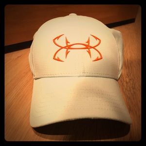 Under Armour fitted women’s hat